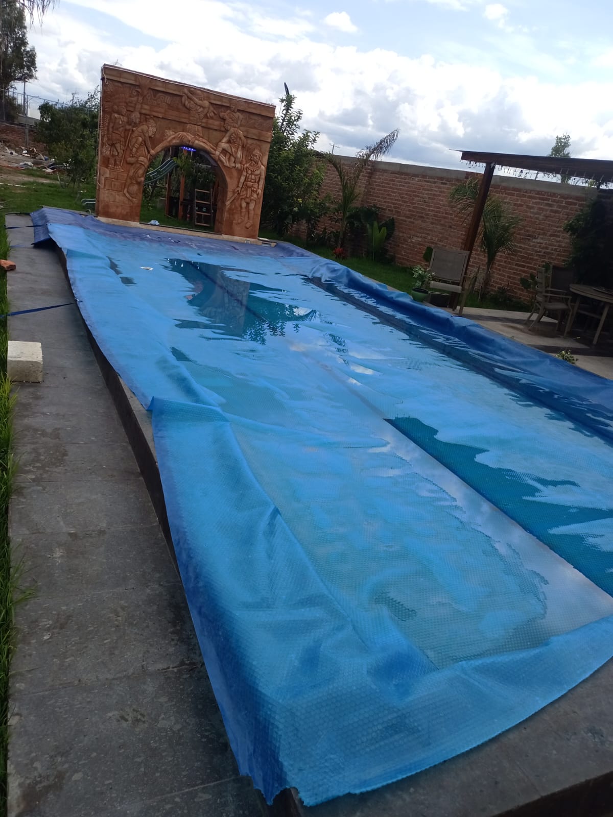 Alberca protegida con cubierta azul