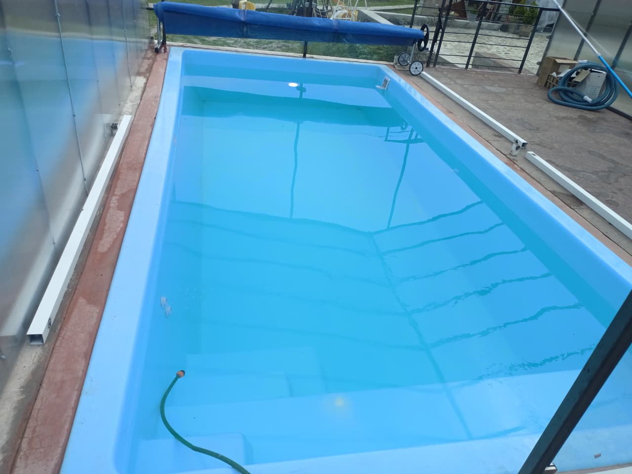 Alberca terminada con agua azul